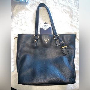 NEVER WORN Prada BR4372 Vitello Daino Bag
Pebbled leather with goldtone hardware